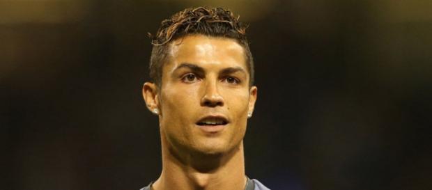 Cristiano Ronaldo taclé par un joueur espagnol ! - public.fr Cristiano Ronaldo taclé par un joueur espagnol ! - public.fr