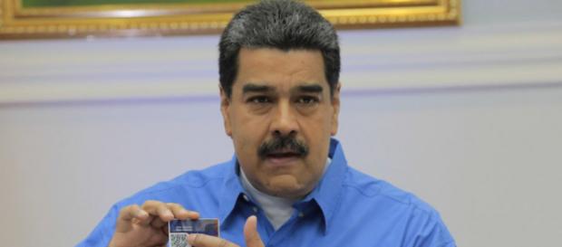 Nicolás Maduro con el carnet de la patria en mano Nicolás Maduro con el carnet de la patria en mano
