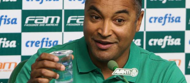 Roger Machado tenta acertar o posicionamento e finalização da equipe Roger Machado tenta acertar o posicionamento e finalização da equipe