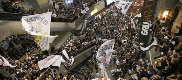 Torcida do Timão lotando um Aeroporto. (Foto Reprodução). Torcida do Timão lotando um Aeroporto. (Foto Reprodução).