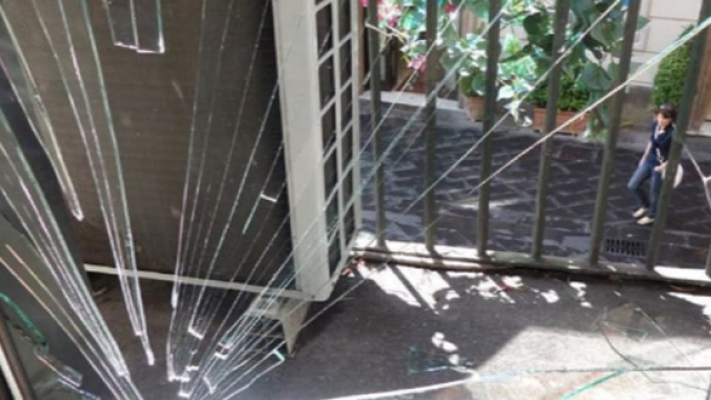 Bari, ragazza sfonda vetrata e muore dissanguata