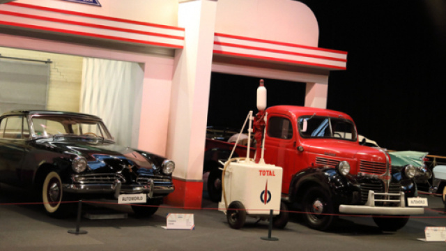 Une station-service américaine recréée pour l'occasion de l'exposition.