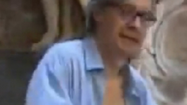 Urina addosso a sgarbi. Lui si infuria