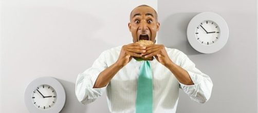 Gli uomini che mangiano da soli sono quelli più a rischio di obesità - corriereadriatico.it