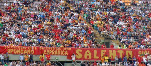 I tifosi del Lecce al "Via del mare".