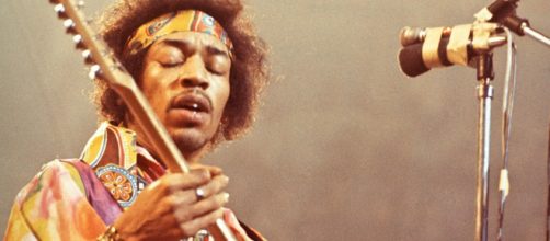 Jimi Hendrix in uno dei suoi concerti
