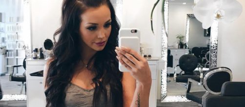 Scheana Marie takes a selfie at a salon. [Photo via Instagram]
