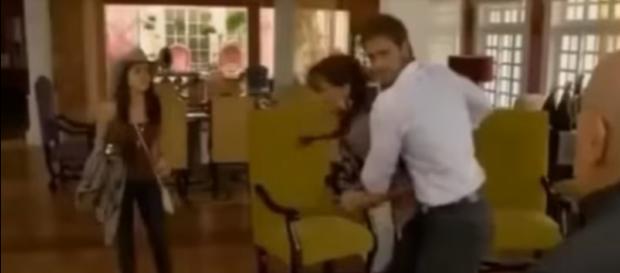 Alessandro tenta apresentar provas de que foram casados mas ela não acredita Alessandro tenta apresentar provas de que foram casados mas ela não acredita