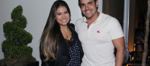 Detalhe em foto de marido de Simone chama atenção nas redes sociais Detalhe em foto de marido de Simone chama atenção nas redes sociais