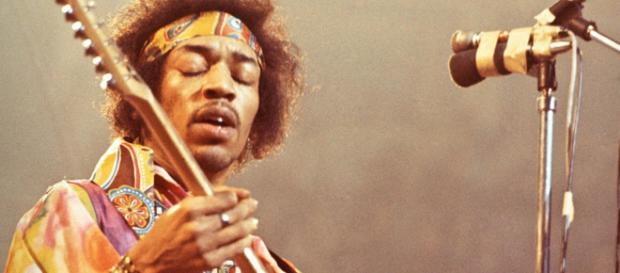 Jimi Hendrix in uno dei suoi concerti Jimi Hendrix in uno dei suoi concerti
