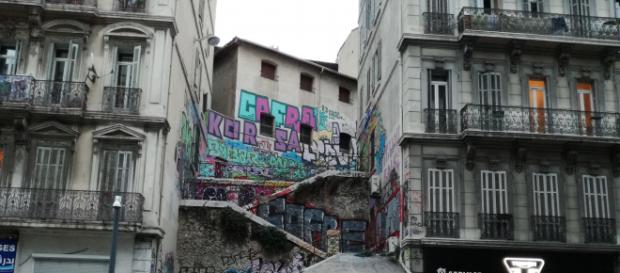 Marseille, la ville hyper contrasté, où les cultures cohabitent et s'entrechoquent Marseille, la ville hyper contrasté, où les cultures cohabitent et s'entrechoquent