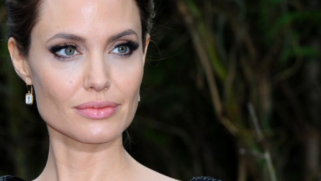 Angelina Jolie: asportate anche le ovaie per paura del cancro - panorama.it