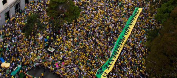 Atos a favor do candidato tomaram várias cidades do Brasil. Atos a favor do candidato tomaram várias cidades do Brasil.