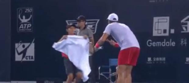 Fernando Verdasco apresura de fea forma a recogepelotas Fernando Verdasco apresura de fea forma a recogepelotas