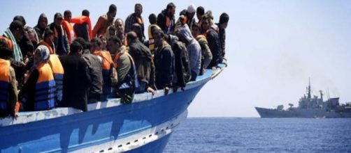 Marocco, la Marina spara contro un barcone di migranti (immagini di repertorio)