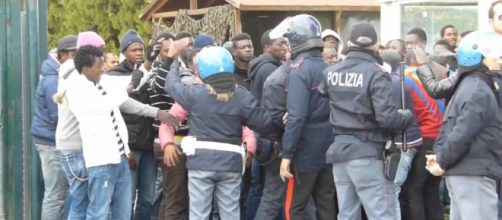 Migranti contro la Polizia (Fonte: teleradioerre.it – Youtube)