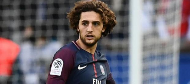 Adrien Rabiot pourrait faire l'objet d'une approche du FC Barcelone, qui voudrait signer un pré-contrat avec lui. Adrien Rabiot pourrait faire l'objet d'une approche du FC Barcelone, qui voudrait signer un pré-contrat avec lui.