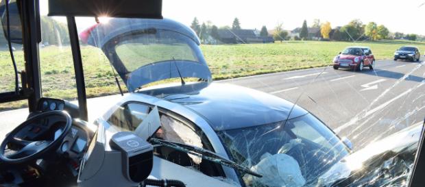 Drei Verletzte bei Zusammenstoß zwischen Pkw und Linienbus. Foto: rn-aktuell.de Drei Verletzte bei Zusammenstoß zwischen Pkw und Linienbus. Foto: rn-aktuell.de