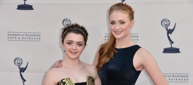 Maisie Williams y Sophie Turner en una entrega de premios. Maisie Williams y Sophie Turner en una entrega de premios.