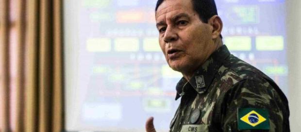 Resposta do general Mourão sobre a desautorização feita por Bolsonaro. Resposta do general Mourão sobre a desautorização feita por Bolsonaro.