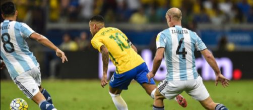 Neymar in azione contro l'Argentina durante le ultime qualificazioni ai Mondiali