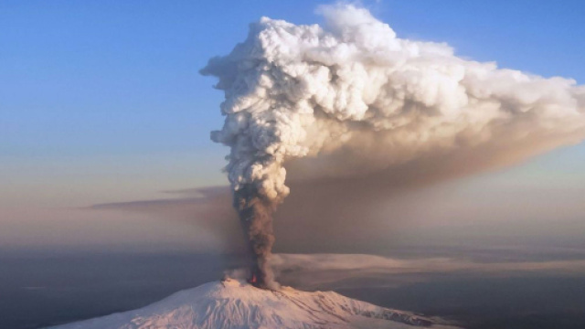 L'Etna: il vulcano collassa su se stesso, rischio tsunami.