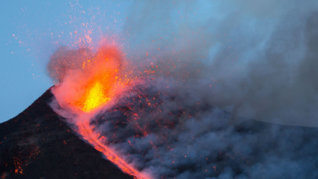 Il versante sud-est dell'Etna sta scivolando in mare per via della forza di gravità.