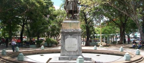 VENEZUELA/ Con una grúa quitan la estatua de Cristóbal Colón en una plaza de Carúpano