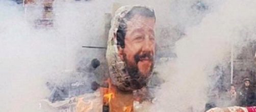 Manichino del ministro Matteo Salvini dato alle fiamme a Torino