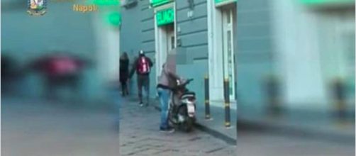 Napoli, falso cieco guidava lo scooter e aveva anche la patente: sequestrati 110mila euro - Il Mattino