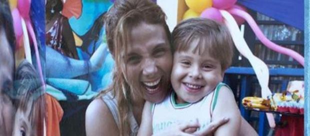 Carla Perez com o sobrinho Matheus Alexandre. Carla Perez com o sobrinho Matheus Alexandre.
