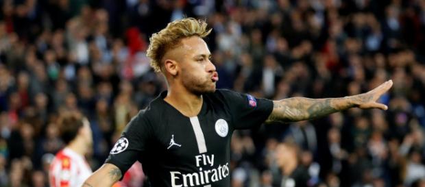 Neymar foi o autor de três gols contra o Estrela Vermelha Neymar foi o autor de três gols contra o Estrela Vermelha