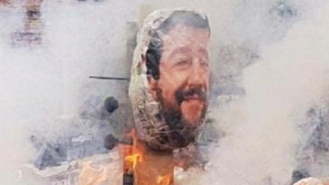 Manichino del ministro Matteo Salvini dato alle fiamme a Torino