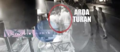 Captura del vídeo de la pelea de Arda Turan. / ABC
