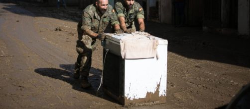 Militares retiran enseres luego de las inundaciones en Mallorca