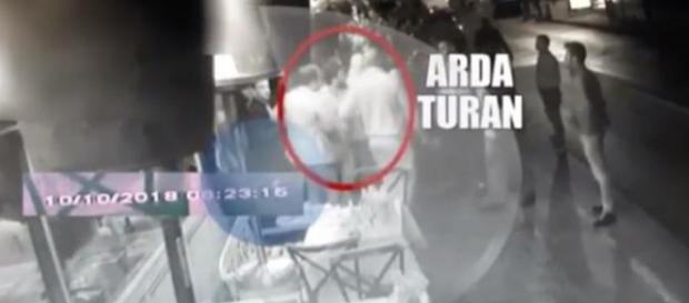 Captura del vídeo de la pelea de Arda Turan. / ABC Captura del vídeo de la pelea de Arda Turan. / ABC