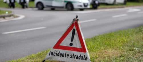Bari, incidente stradale sulla superstrada, si ribalta un'automobile: ferita una coppia di fidanzati