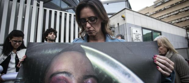 Caso Cucchi, svolta nelle indagini ma Ilaria Cucchi divide l'opinione pubblica: troppo sotto i riflettori. Caso Cucchi, svolta nelle indagini ma Ilaria Cucchi divide l'opinione pubblica: troppo sotto i riflettori.
