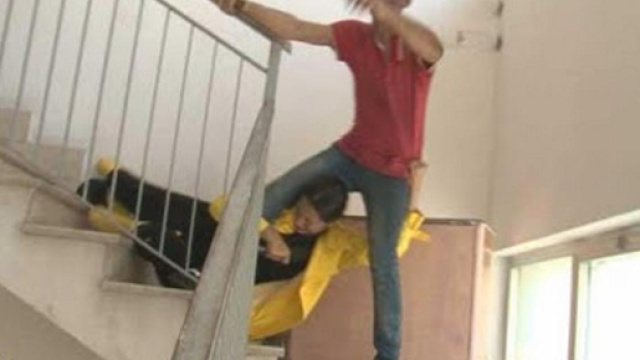 Aggressione a Striscia (Fonte: Core News - Youtube).