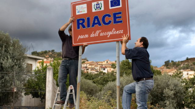 Anpi, Cgil e intellettuali uniti contro la circolare del Viminale: 'No al trasferimento dei migranti'.