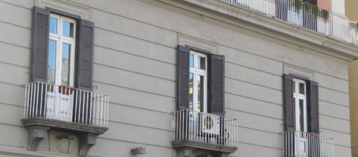 Napoli, lo storico Caffè Gambrinus vieta ingresso a non vedente con cane: multato