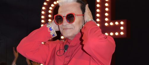Perché Cristiano Malgioglio porta sempre gli occhiali da sole al ... - fanpage.it