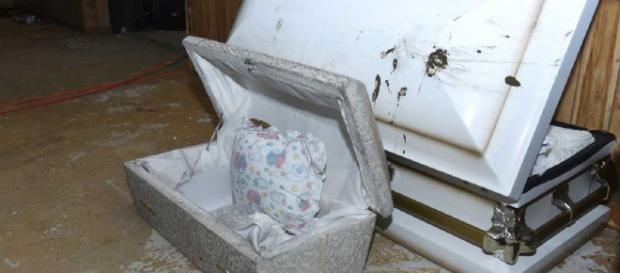 La bara bianca all'interno della quale erano nascosti i corpi (fonte: Detroit News) La bara bianca all'interno della quale erano nascosti i corpi (fonte: Detroit News)