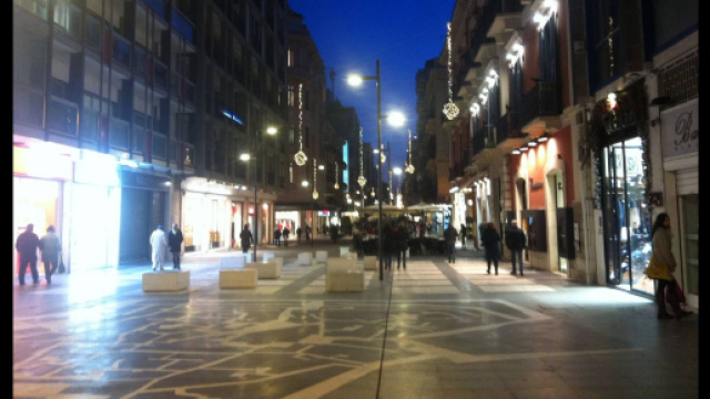 Bari, cittadino straniero tenta di sottrarre l'iPhone ad una donna: arrestato (in foto la centralissima via Sparano, luogo del fatto di cronaca)