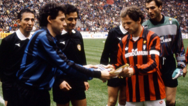 Beppe e Franco Baresi, fratelli-rivali e capitani di Inter e Milan in un derby dei primi anni '90