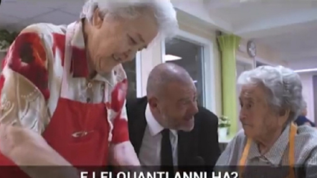 Le Iene, la dolcezza e la compagnia alleviano il disagio dei malati di Alzheimer.