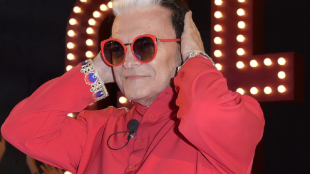 Perché Cristiano Malgioglio porta sempre gli occhiali da sole al ... - fanpage.it