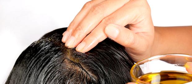 A umectação poderá ser aplicada, inclusive, na raiz do cabelo A umectação poderá ser aplicada, inclusive, na raiz do cabelo