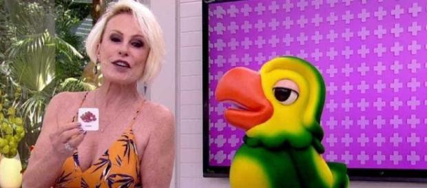 Ana Maria Braga ao lado do personagem Louro José Ana Maria Braga ao lado do personagem Louro José