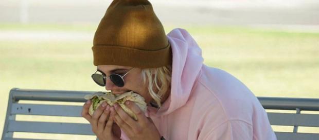 Justin Bieber mange son burrito par le milieu plutôt que par le bout Justin Bieber mange son burrito par le milieu plutôt que par le bout